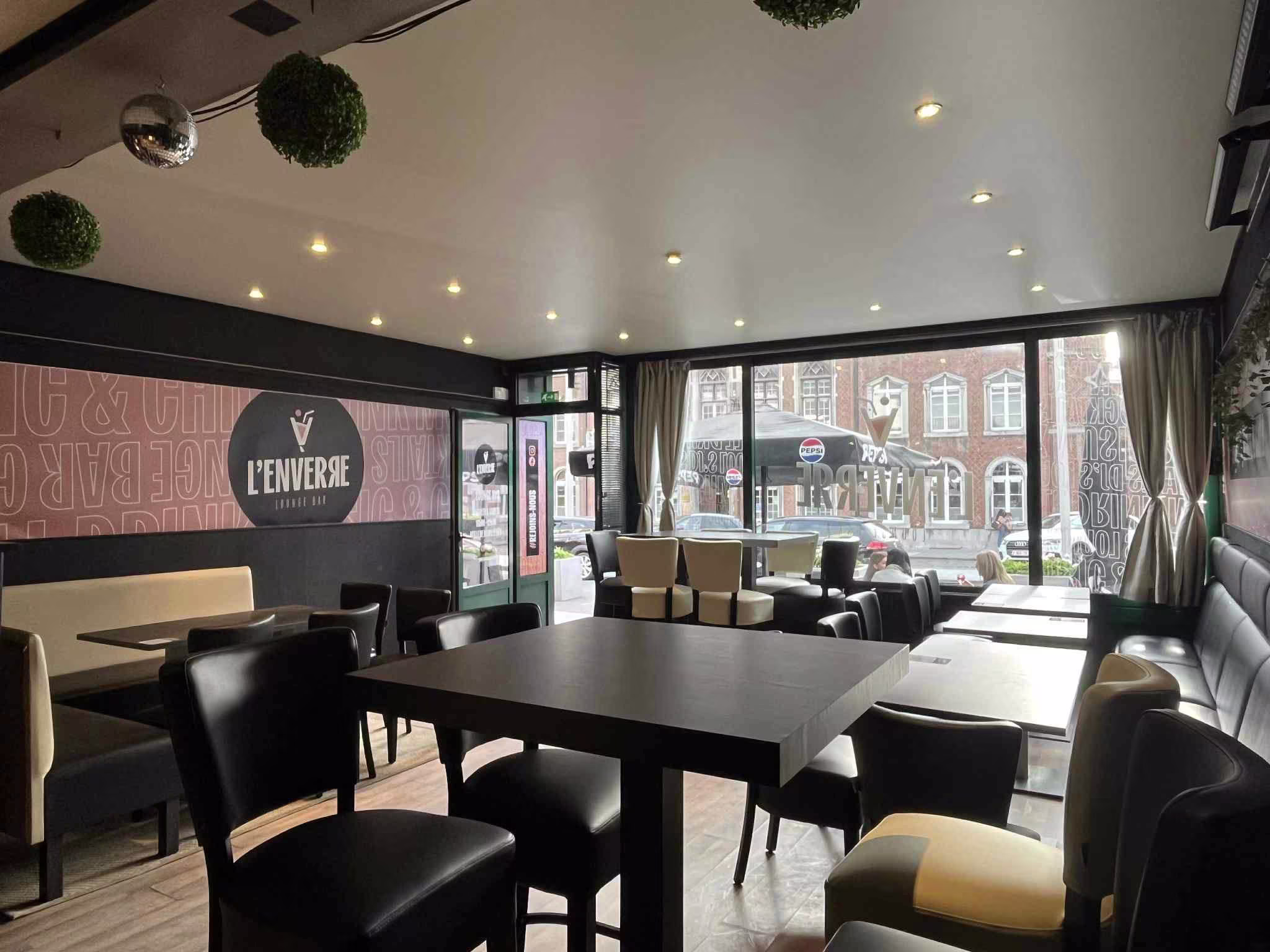 Intérieur du lounge bar A l'enverre à Beaumont - ambiance chaleureuse